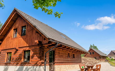 Donut Retreat 2: Flooring, Schlafzimmer, Bedding, Bett, Bettrahmen, Linens, Bettdecke, Hartholz, Matratze, Holzboden