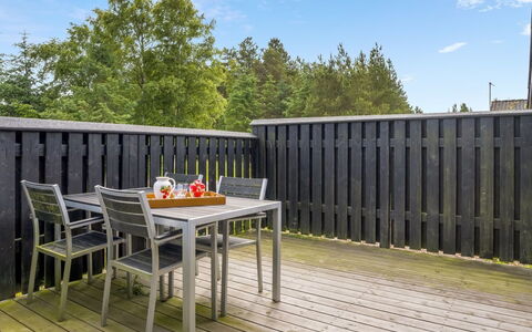 Thiokk - 1.5Km from the Sea: Flooring, Schlafzimmer, Bedding, Bett, Bettrahmen, Linens, Bettdecke, Hartholz, Matratze, Holzboden