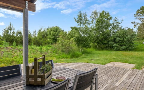 Thiokk - 1.5Km from the Sea: Flooring, Schlafzimmer, Bedding, Bett, Bettrahmen, Linens, Bettdecke, Hartholz, Matratze, Holzboden