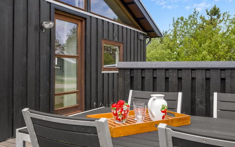 Thiokk - 1.5Km from the Sea: Flooring, Schlafzimmer, Bedding, Bett, Bettrahmen, Linens, Bettdecke, Hartholz, Matratze, Holzboden