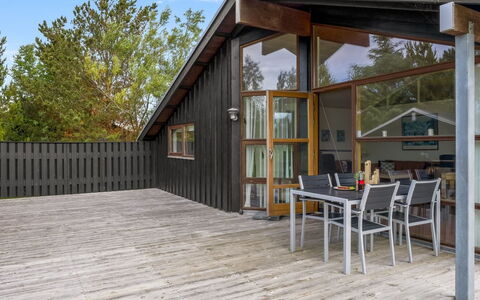 Thiokk - 1.5Km from the Sea: Flooring, Schlafzimmer, Bedding, Bett, Bettrahmen, Linens, Bettdecke, Hartholz, Matratze, Holzboden