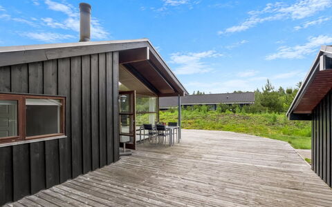 Thiokk - 1.5Km from the Sea: Flooring, Schlafzimmer, Bedding, Bett, Bettrahmen, Linens, Bettdecke, Hartholz, Matratze, Holzboden