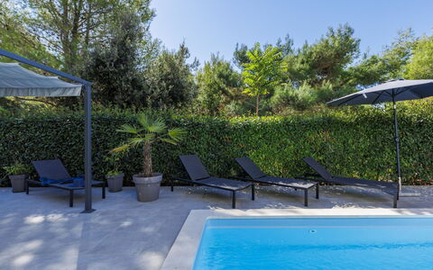 Flavia: Flooring, Schlafzimmer, Bedding, Bett, Bettrahmen, Linens, Bettdecke, Hartholz, Matratze, Holzboden