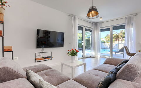 Flavia: Flooring, Schlafzimmer, Bedding, Bett, Bettrahmen, Linens, Bettdecke, Hartholz, Matratze, Holzboden