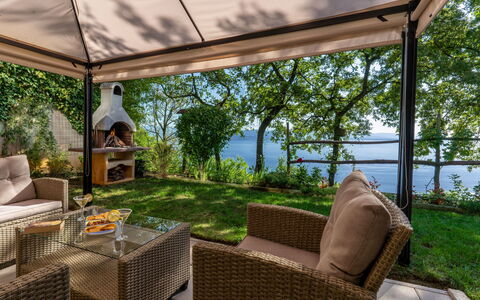 Delost: Flooring, Schlafzimmer, Bedding, Bett, Bettrahmen, Linens, Bettdecke, Hartholz, Matratze, Holzboden