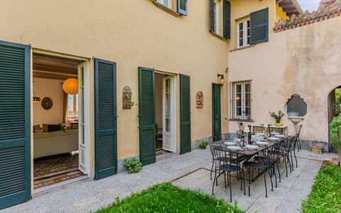 Pergola: Flooring, Schlafzimmer, Bedding, Bett, Bettrahmen, Linens, Bettdecke, Hartholz, Matratze, Holzboden
