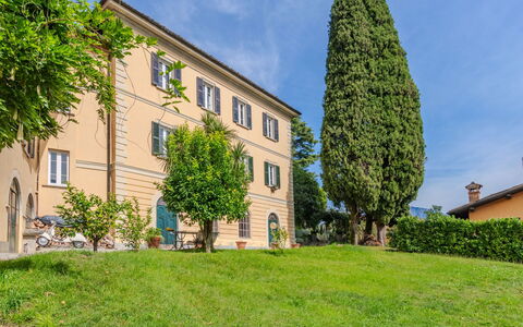 Pergola: Flooring, Schlafzimmer, Bedding, Bett, Bettrahmen, Linens, Bettdecke, Hartholz, Matratze, Holzboden