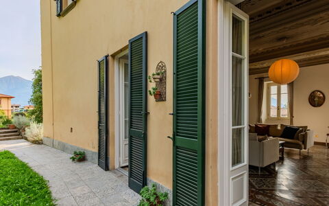 Pergola: Flooring, Schlafzimmer, Bedding, Bett, Bettrahmen, Linens, Bettdecke, Hartholz, Matratze, Holzboden