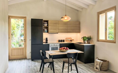 Glicine: Flooring, Schlafzimmer, Bedding, Bett, Bettrahmen, Linens, Bettdecke, Hartholz, Matratze, Holzboden