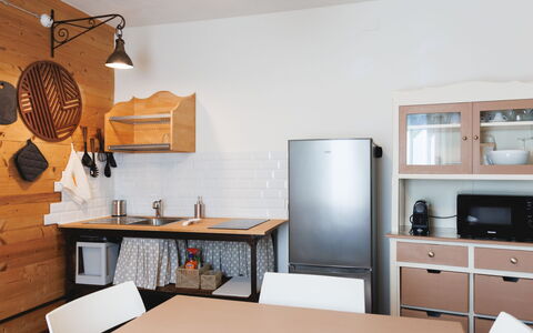 Lagomonti Apartments: Flooring, Schlafzimmer, Bedding, Bett, Bettrahmen, Linens, Bettdecke, Hartholz, Matratze, Holzboden