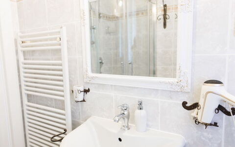 Lagomonti Apartments: Flooring, Schlafzimmer, Bedding, Bett, Bettrahmen, Linens, Bettdecke, Hartholz, Matratze, Holzboden