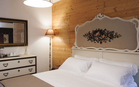 Lagomonti Apartments: Flooring, Schlafzimmer, Bedding, Bett, Bettrahmen, Linens, Bettdecke, Hartholz, Matratze, Holzboden
