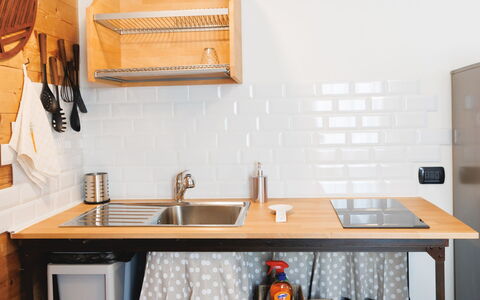 Lagomonti Apartments: Flooring, Schlafzimmer, Bedding, Bett, Bettrahmen, Linens, Bettdecke, Hartholz, Matratze, Holzboden