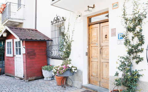 Lagomonti Apartments: Flooring, Schlafzimmer, Bedding, Bett, Bettrahmen, Linens, Bettdecke, Hartholz, Matratze, Holzboden