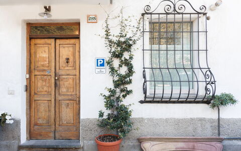 Lagomonti Apartments: Flooring, Schlafzimmer, Bedding, Bett, Bettrahmen, Linens, Bettdecke, Hartholz, Matratze, Holzboden