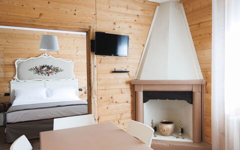 Lagomonti Apartments: Flooring, Schlafzimmer, Bedding, Bett, Bettrahmen, Linens, Bettdecke, Hartholz, Matratze, Holzboden