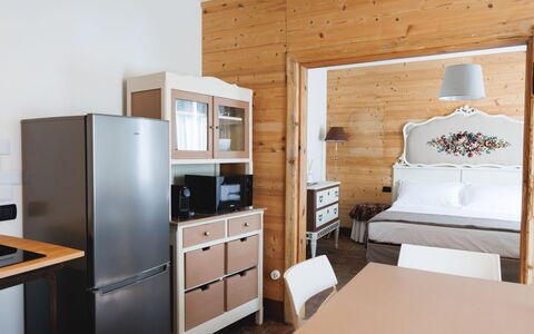 Lagomonti Apartments: Flooring, Schlafzimmer, Bedding, Bett, Bettrahmen, Linens, Bettdecke, Hartholz, Matratze, Holzboden