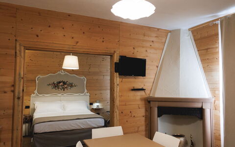 Lagomonti Apartments: Flooring, Schlafzimmer, Bedding, Bett, Bettrahmen, Linens, Bettdecke, Hartholz, Matratze, Holzboden