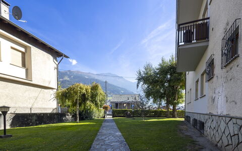 Le Betulle: Flooring, Schlafzimmer, Bedding, Bett, Bettrahmen, Linens, Bettdecke, Hartholz, Matratze, Holzboden