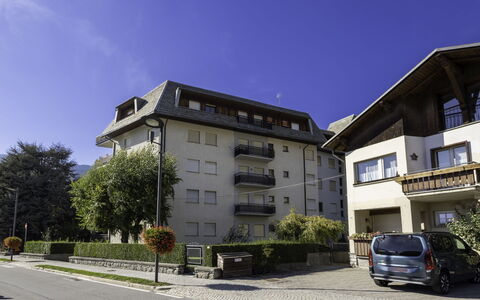 Le Betulle: Flooring, Schlafzimmer, Bedding, Bett, Bettrahmen, Linens, Bettdecke, Hartholz, Matratze, Holzboden
