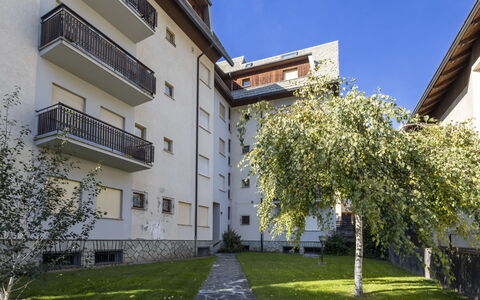 Le Betulle: Flooring, Schlafzimmer, Bedding, Bett, Bettrahmen, Linens, Bettdecke, Hartholz, Matratze, Holzboden