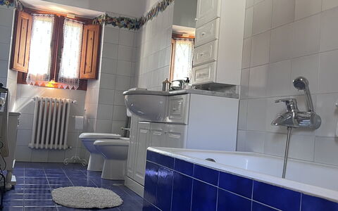 Villa Il Parco: Armatur, Badezimmer, Flooring, Interior Design, Sinken, Fussboden, Zapfhahn, Fliese, Bad Sink, Installation
