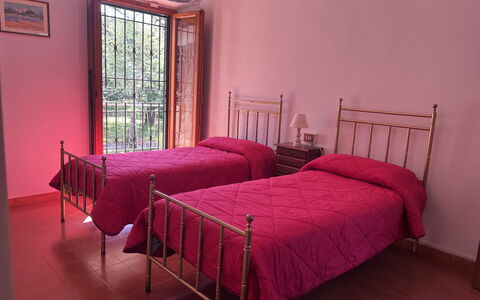 Villa Il Parco: Schlafzimmer, Bett, Interior Design, Fussboden, Bedding, Möbel, Bettrahmen, Flooring, Bettdecke, Linens