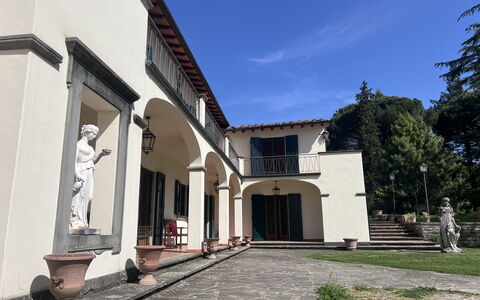 Villa Il Parco: Tür, Estate, Schatten, Hazienda, Auffahrt, Hof, Treppe, Villa, Villa, Balkon