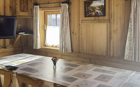 Schwaighof: Flooring, Schlafzimmer, Bedding, Bett, Bettrahmen, Linens, Bettdecke, Hartholz, Matratze, Holzboden