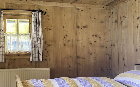 Schwaighof: Flooring, Schlafzimmer, Bedding, Bett, Bettrahmen, Linens, Bettdecke, Hartholz, Matratze, Holzboden