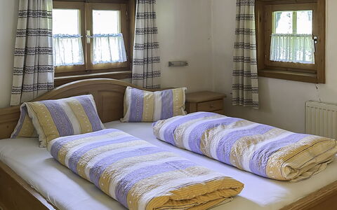 Schwaighof: Flooring, Schlafzimmer, Bedding, Bett, Bettrahmen, Linens, Bettdecke, Hartholz, Matratze, Holzboden