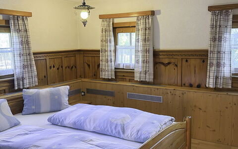Schwaighof: Flooring, Schlafzimmer, Bedding, Bett, Bettrahmen, Linens, Bettdecke, Hartholz, Matratze, Holzboden