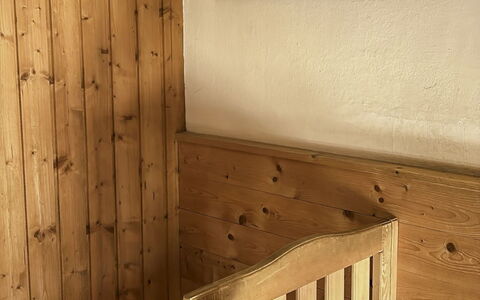 Schwaighof: Flooring, Schlafzimmer, Bedding, Bett, Bettrahmen, Linens, Bettdecke, Hartholz, Matratze, Holzboden