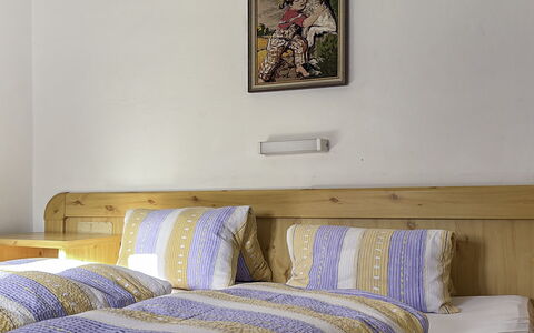 Schwaighof: Flooring, Schlafzimmer, Bedding, Bett, Bettrahmen, Linens, Bettdecke, Hartholz, Matratze, Holzboden