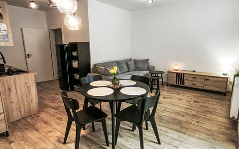 Aneta: Flooring, Schlafzimmer, Bedding, Bett, Bettrahmen, Linens, Bettdecke, Hartholz, Matratze, Holzboden
