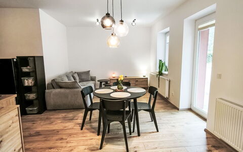 Aneta: Flooring, Schlafzimmer, Bedding, Bett, Bettrahmen, Linens, Bettdecke, Hartholz, Matratze, Holzboden