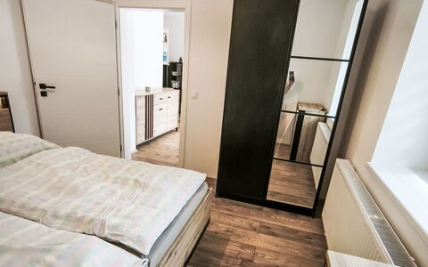 Aneta: Flooring, Schlafzimmer, Bedding, Bett, Bettrahmen, Linens, Bettdecke, Hartholz, Matratze, Holzboden
