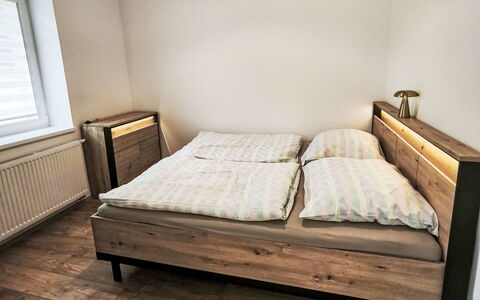 Aneta: Flooring, Schlafzimmer, Bedding, Bett, Bettrahmen, Linens, Bettdecke, Hartholz, Matratze, Holzboden