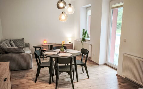 Aneta: Flooring, Schlafzimmer, Bedding, Bett, Bettrahmen, Linens, Bettdecke, Hartholz, Matratze, Holzboden
