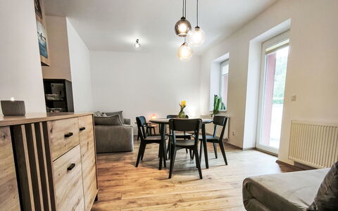 Aneta: Flooring, Schlafzimmer, Bedding, Bett, Bettrahmen, Linens, Bettdecke, Hartholz, Matratze, Holzboden