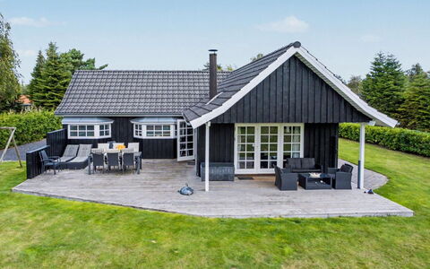 Erikgine - 900M from the Sea: Flooring, Schlafzimmer, Bedding, Bett, Bettrahmen, Linens, Bettdecke, Hartholz, Matratze, Holzboden