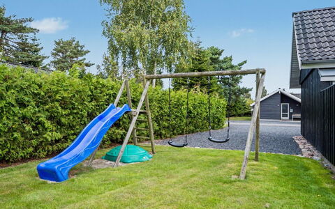 Erikgine - 900M from the Sea: Flooring, Schlafzimmer, Bedding, Bett, Bettrahmen, Linens, Bettdecke, Hartholz, Matratze, Holzboden