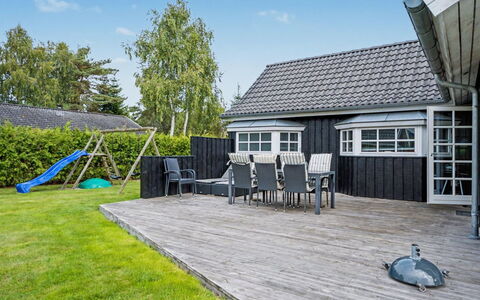Erikgine - 900M from the Sea: Flooring, Schlafzimmer, Bedding, Bett, Bettrahmen, Linens, Bettdecke, Hartholz, Matratze, Holzboden