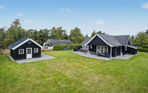 Erikgine - 900M from the Sea: Flooring, Schlafzimmer, Bedding, Bett, Bettrahmen, Linens, Bettdecke, Hartholz, Matratze, Holzboden