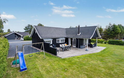 Erikgine - 900M from the Sea: Flooring, Schlafzimmer, Bedding, Bett, Bettrahmen, Linens, Bettdecke, Hartholz, Matratze, Holzboden