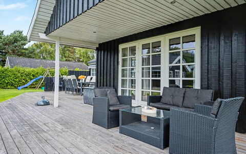 Erikgine - 900M from the Sea: Flooring, Schlafzimmer, Bedding, Bett, Bettrahmen, Linens, Bettdecke, Hartholz, Matratze, Holzboden