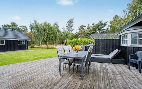 Erikgine - 900M from the Sea: Flooring, Schlafzimmer, Bedding, Bett, Bettrahmen, Linens, Bettdecke, Hartholz, Matratze, Holzboden