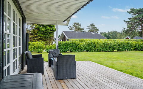 Erikgine - 900M from the Sea: Flooring, Schlafzimmer, Bedding, Bett, Bettrahmen, Linens, Bettdecke, Hartholz, Matratze, Holzboden