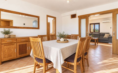 Hort Den Fideu: Flooring, Schlafzimmer, Bedding, Bett, Bettrahmen, Linens, Bettdecke, Hartholz, Matratze, Holzboden