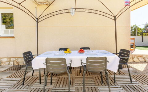 Villa Danou: Flooring, Schlafzimmer, Bedding, Bett, Bettrahmen, Linens, Bettdecke, Hartholz, Matratze, Holzboden